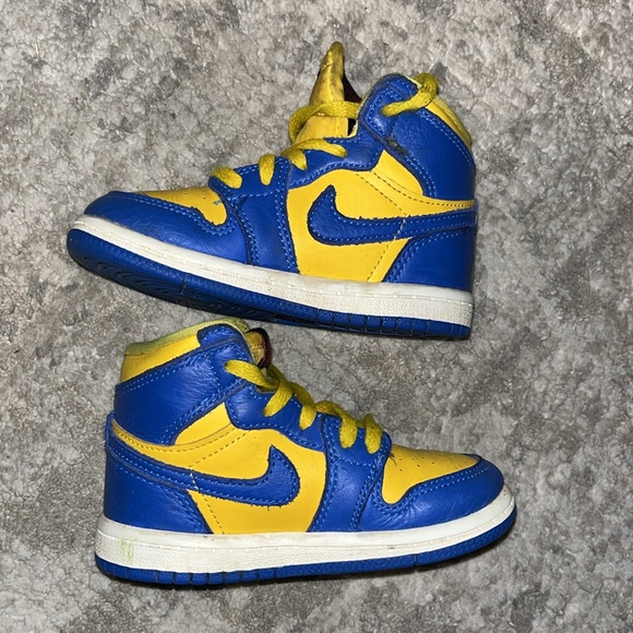 Jordan 1 Retro High OG - Picture 2 of 5